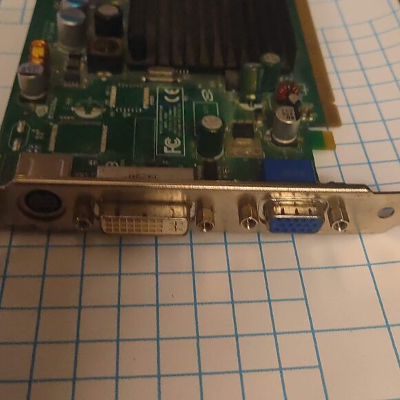 NVIDIA GeForce 7300LE 128MB PCI-E Graphics Card GPU Video Card - Picture 2 of 8